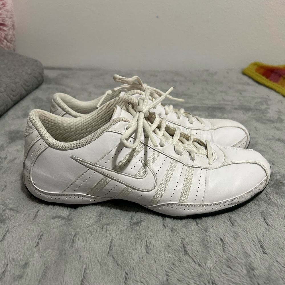 Women’s Nike Musique sneakers size 8.5 white